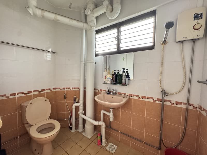 317 Jurong East Street 31, 317 Jurong East Street 31, 3 Bedrooms, 1,453 sqft, HDB Flat For Rent, by Debbie Hoon, 500145560 - Bathroom - PropertyGuru.com.sg