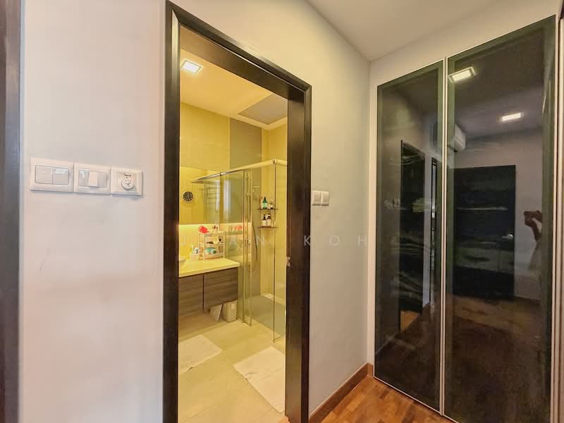 Chip Thye Garden, Yio Chu Kang Gardens, 4 Bedrooms, 2,600 sqft, Terraced House For Sale, by Jean Koh, 500145579 - Master Bathroom - PropertyGuru.com.sg