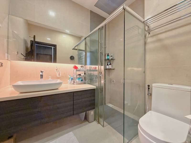 Chip Thye Garden, Yio Chu Kang Gardens, 4 Bedrooms, 2,600 sqft, Terraced House For Sale, by Jean Koh, 500145579 - Master Bathroom - PropertyGuru.com.sg