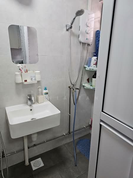 164 Bishan Street 13, 164 Bishan Street 13, Room Rental, 120 sqft, HDB Flat For Rent, by Sonia Tan, 500145600 - Bathroom - PropertyGuru.com.sg