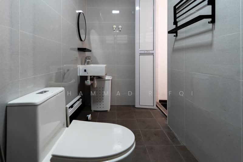 889 Tampines Street 81, 889 Tampines Street 81, 4 Bedrooms, 1,572 sqft, HDB Flat For Sale, by Muhammad Rifqi, 500145607 - Bathroom - PropertyGuru.com.sg
