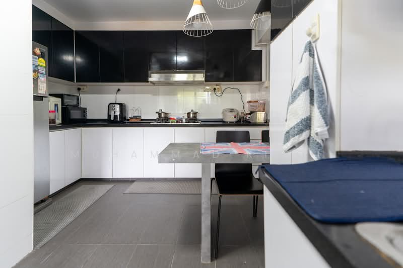 889 Tampines Street 81, 889 Tampines Street 81, 4 Bedrooms, 1,572 sqft, HDB Flat For Sale, by Muhammad Rifqi, 500145607 - Kitchen - PropertyGuru.com.sg