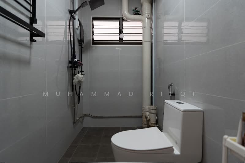 889 Tampines Street 81, 889 Tampines Street 81, 4 Bedrooms, 1,572 sqft, HDB Flat For Sale, by Muhammad Rifqi, 500145607 - Bathroom - PropertyGuru.com.sg