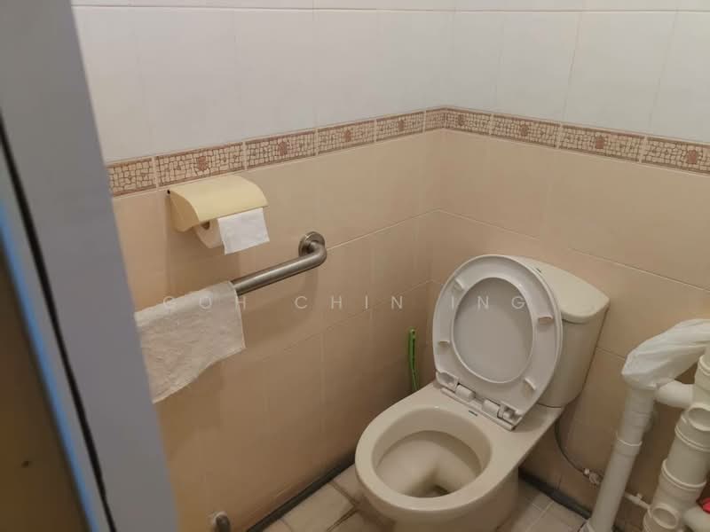 318 Clementi Avenue 4, 318 Clementi Avenue 4, 3 Bedrooms, 980 sqft, HDB Flat For Rent, by Goh Chin Ing, 500145684 - Bathroom - PropertyGuru.com.sg
