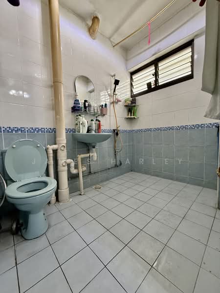 7 Teck Whye Avenue, 7 Teck Whye Avenue, 3 Bedrooms, 1,421 sqft, HDB Flat For Sale, by James Harley, 500145692 - Bathroom - PropertyGuru.com.sg