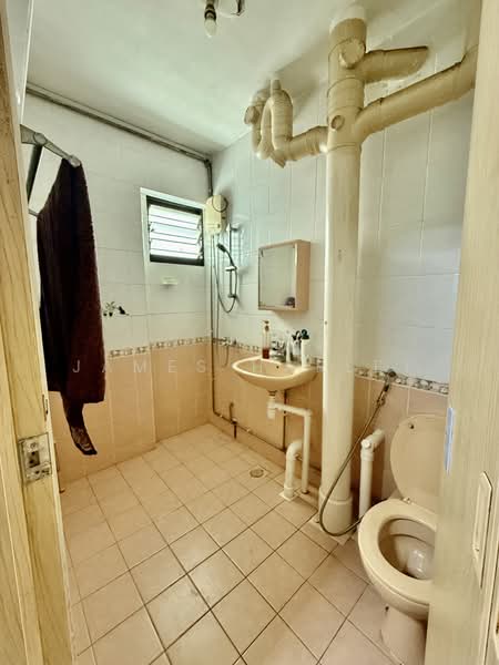 7 Teck Whye Avenue, 7 Teck Whye Avenue, 3 Bedrooms, 1,421 sqft, HDB Flat For Sale, by James Harley, 500145692 - Bathroom - PropertyGuru.com.sg