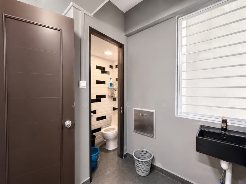 Northoaks, 26 Woodlands Cresent, 3 Bedrooms, 1,604 sqft, Condominium For Sale, by Joey Chua, 500145710 - Yard & WC - PropertyGuru.com.sg