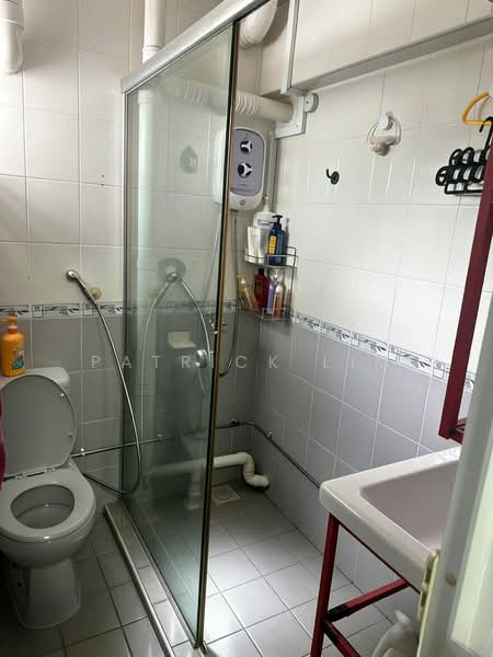 225 Ang Mo Kio Avenue 1, 225 Ang Mo Kio Avenue 1, Room Rental, 200 sqft, HDB Flat For Rent, by Patrick Lim, 500145736 - Ensuite Bathroom in Master bedroom - PropertyGuru.com.sg