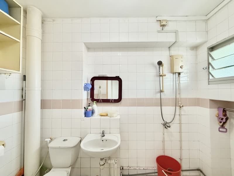 450C Tampines Street 42, 450C Tampines Street 42, 3 Bedrooms, 1,140 sqft, HDB Flat For Sale, by VIVIAN Chan, 500145744 - Master Bathroom - PropertyGuru.com.sg