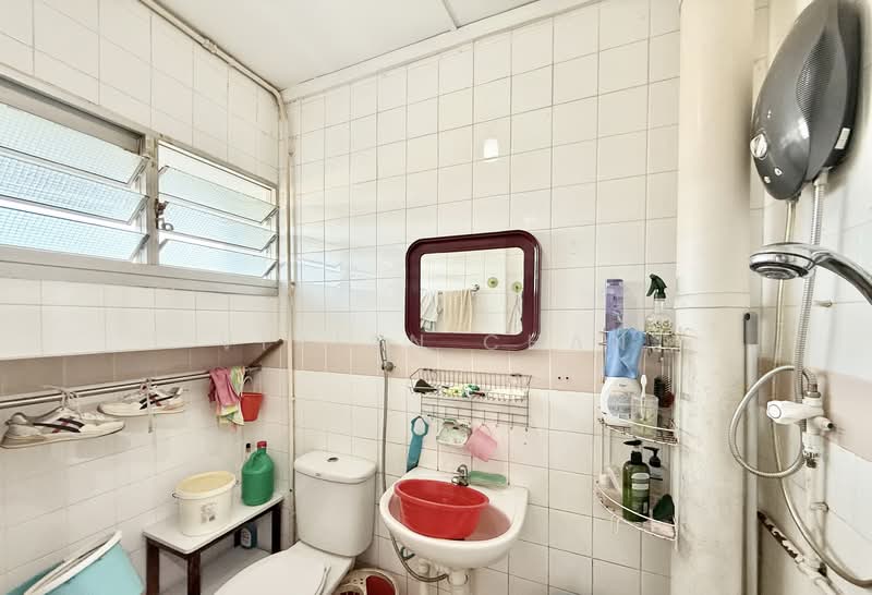 450C Tampines Street 42, 450C Tampines Street 42, 3 Bedrooms, 1,140 sqft, HDB Flat For Sale, by VIVIAN Chan, 500145744 - Bathroom - PropertyGuru.com.sg