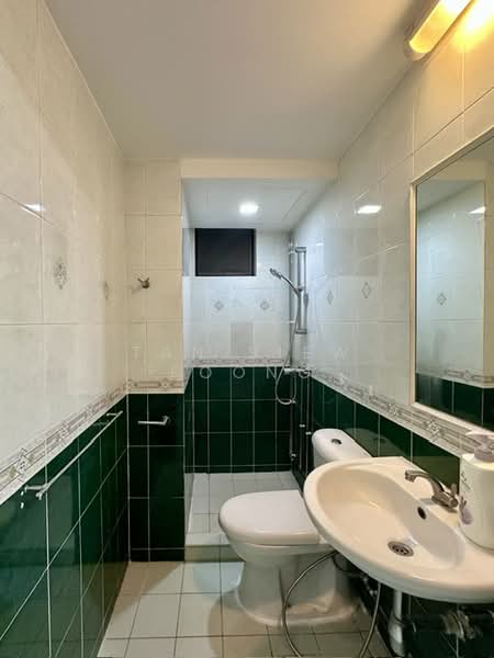 The Tanamera, 5 Tanah Merah Kechil Road, 2 Bedrooms, 958 sqft, Condominium For Rent, by Tan Siew Foong, 500145779 - Bathroom - PropertyGuru.com.sg