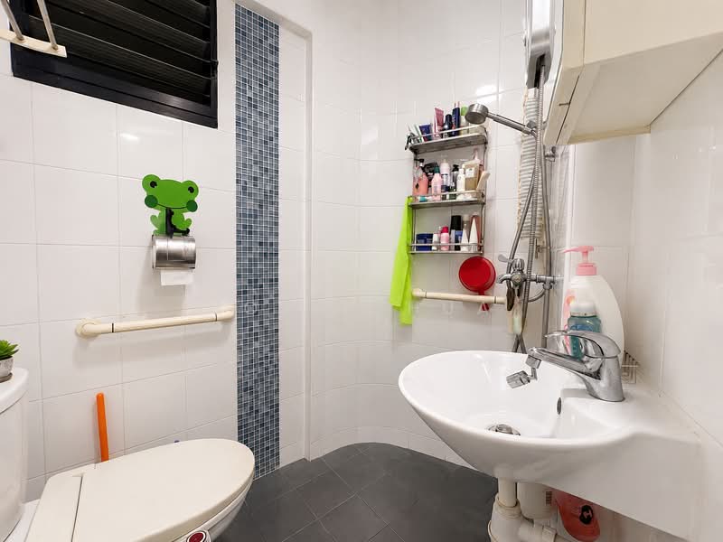 322 Hougang Avenue 5, 322 Hougang Avenue 5, 3 Bedrooms, 1,012 sqft, HDB Flat For Sale, by Joey Chua, 500145783 - Bathroom - PropertyGuru.com.sg