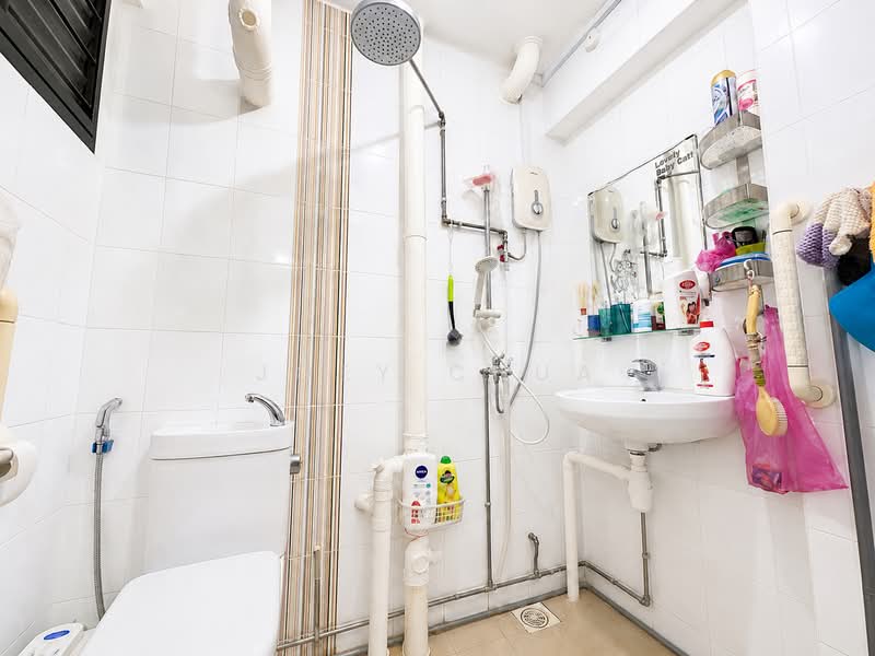 322 Hougang Avenue 5, 322 Hougang Avenue 5, 3 Bedrooms, 1,012 sqft, HDB Flat For Sale, by Joey Chua, 500145783 - Bathroom - PropertyGuru.com.sg