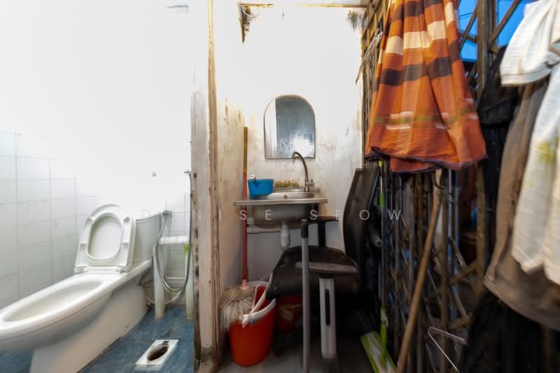 1017 Upper Serangoon Road, 1017 Upper Serangoon Road, 3 Bedrooms, 1,010 sqft, Apartment For Sale, by Denise Seow, 500145808 - Bathroom - PropertyGuru.com.sg