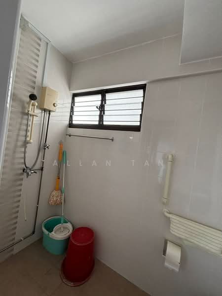447 Jurong West Street 42, 447 Jurong West Street 42, 3 Bedrooms, 1,109 sqft, HDB Flat For Sale, by Allan Tan, 500145898 - Bathroom - PropertyGuru.com.sg