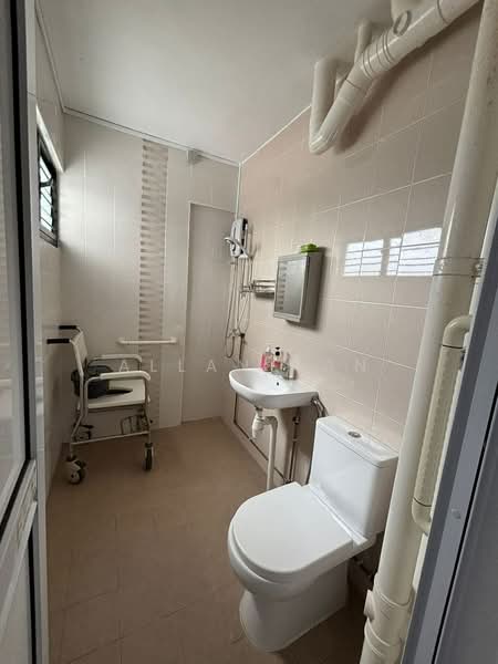 447 Jurong West Street 42, 447 Jurong West Street 42, 3 Bedrooms, 1,109 sqft, HDB Flat For Sale, by Allan Tan, 500145898 - Bathroom - PropertyGuru.com.sg
