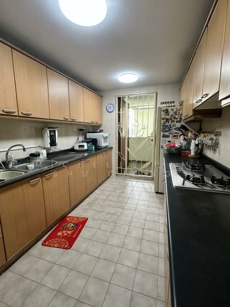 Simei Green Condominium, 7 Simei Street 4, 3 Bedrooms, 1,356 sqft, Condominium For Sale, by Michelle Lim Shu Ching, 500145916 - Kitchen with back door - PropertyGuru.com.sg