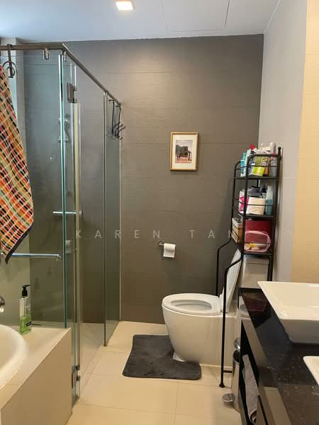 Astrid Meadows, 42 Coronation Road West, 4 Bedrooms, 2,745 sqft, Condominium For Rent, by Karen Tan, 500145948 - Master Bathroom - PropertyGuru.com.sg