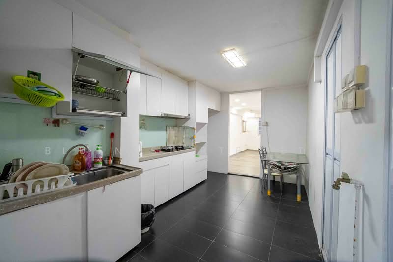 4 Lorong Lew Lian, 4 Lorong Lew Lian, 2 Bedrooms, 688 sqft, HDB Flat For Sale, by CLARENCE LIANG, 500145955 - Kitchen - PropertyGuru.com.sg