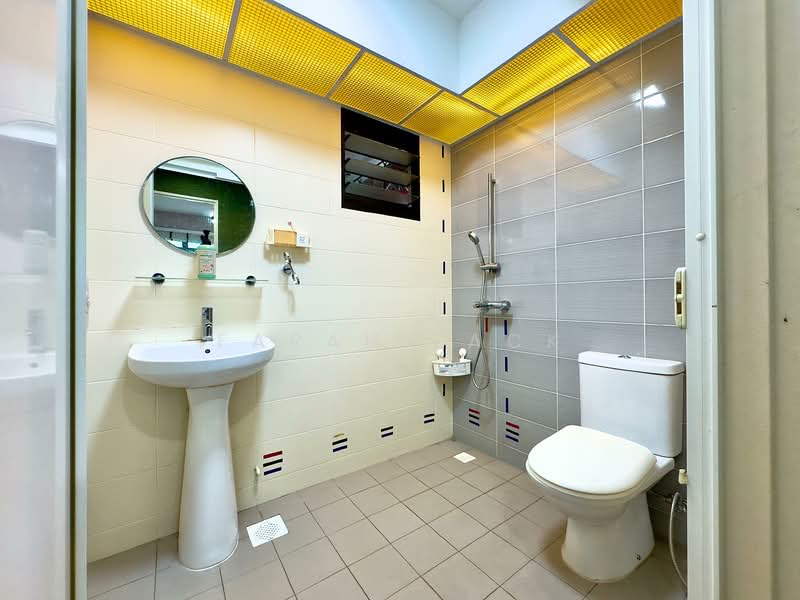 808A Choa Chu Kang Avenue 1, 808A Choa Chu Kang Avenue 1, 3 Bedrooms, 990 sqft, HDB Flat For Sale, by Farah Zack, 500145980 - Bathroom - PropertyGuru.com.sg