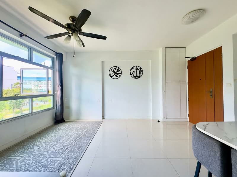 890A Tampines Avenue 1, 890A Tampines Avenue 1, 2 Bedrooms, 743 sqft, HDB Flat For Sale, by Farah Zack, 500146014 - Living Room - PropertyGuru.com.sg