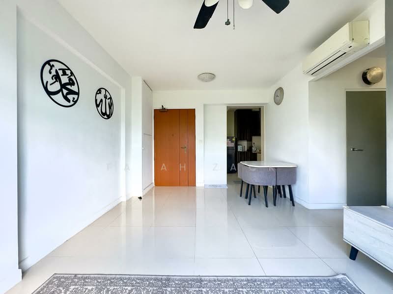 890A Tampines Avenue 1, 890A Tampines Avenue 1, 2 Bedrooms, 743 sqft, HDB Flat For Sale, by Farah Zack, 500146014 - Living Room - PropertyGuru.com.sg