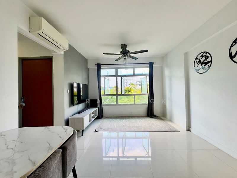 890A Tampines Avenue 1, 890A Tampines Avenue 1, 2 Bedrooms, 743 sqft, HDB Flat For Sale, by Farah Zack, 500146014 - Living Room - PropertyGuru.com.sg