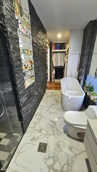 💲Rare Multi-Gen Huge Semi-D near Mall Buses Schs, etc. Large living spaces with further potential, Canberra | Sembawang | Yishun, 5 Bedrooms, 4,000 sqft, Semi-Detached House For Sale, by Clara Heng, 500146050 - Master Bathroom with Bath Tub & Shower - PropertyGuru.com.sg
