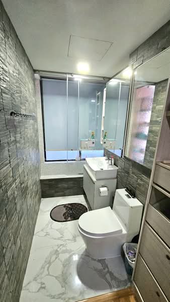 💲Rare Multi-Gen Huge Semi-D near Mall Buses Schs, etc. Large living spaces with further potential, Canberra | Sembawang | Yishun, 5 Bedrooms, 4,000 sqft, Semi-Detached House For Sale, by Clara Heng, 500146050 - One of the Bathrooms - PropertyGuru.com.sg