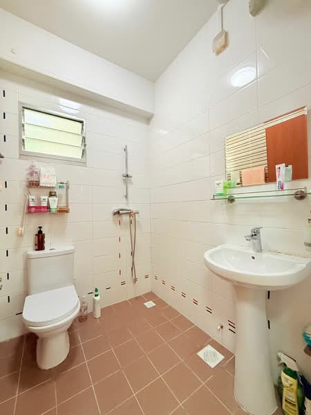 443D Bukit Batok West Avenue 8, 443D Bukit Batok West Avenue 8, 2 Bedrooms, 721 sqft, HDB Flat For Sale, by Patrick Chee, 500146073 - Bathroom - PropertyGuru.com.sg