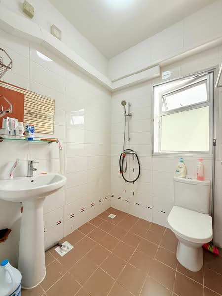 443D Bukit Batok West Avenue 8, 443D Bukit Batok West Avenue 8, 2 Bedrooms, 721 sqft, HDB Flat For Sale, by Patrick Chee, 500146073 - Bathroom - PropertyGuru.com.sg