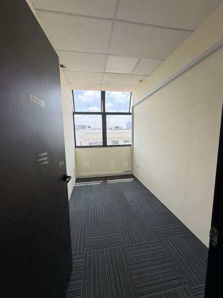 Tradehub 21, 18 Boon Lay Way, 1,582 sqft, Light Industrial (B1) For Rent, by P N Samy, 500146075 - Interior - CommercialGuru.com.sg