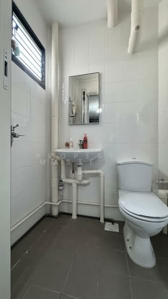 313 Bukit Batok Street 32, 313 Bukit Batok Street 32, 2 Bedrooms, 732 sqft, HDB Flat For Sale, by ROBIN OOI, 500146154 - Bathroom - PropertyGuru.com.sg