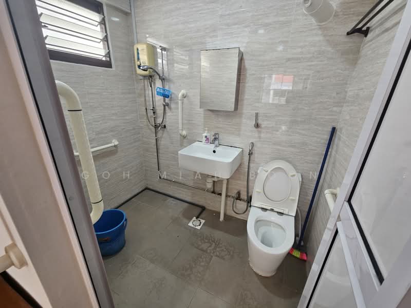 938 Tampines Avenue 5, 938 Tampines Avenue 5, 3 Bedrooms, 1,528 sqft, HDB Flat For Rent, by Goh Miah Boon, 500146183 - Bathroom - PropertyGuru.com.sg