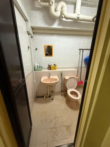 658A Jurong West Street 65, 658A Jurong West Street 65, 3 Bedrooms, 1,205 sqft, HDB Flat For Sale, by Cynthia TAN, 500146219 - Bathroom - PropertyGuru.com.sg