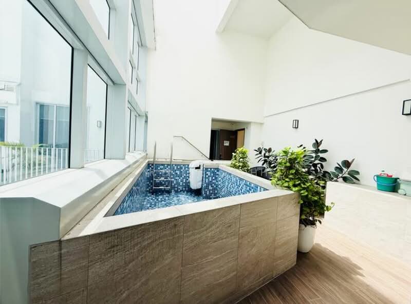 Queens Peak, 1 Dundee Road, 5 Bedrooms, 4,715 sqft, Condominium For Sale, by Lydia Shi, 500146265 - Pool - PropertyGuru.com.sg