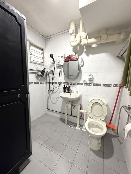 99 Bedok North Avenue 4, 99 Bedok North Avenue 4, 3 Bedrooms, 1,324 sqft, HDB Flat For Sale, by Russell Wong, 500146278 - Common Bathroom - PropertyGuru.com.sg