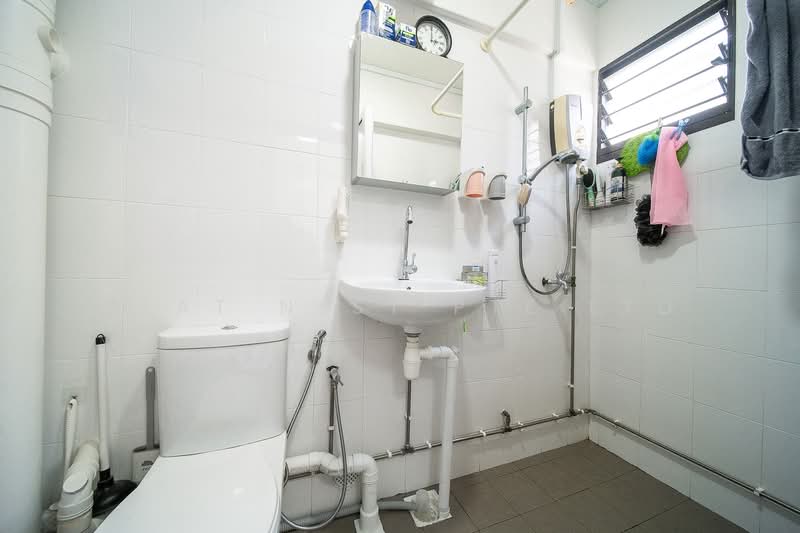 162 Tampines Street 12, 162 Tampines Street 12, 3 Bedrooms, 1,432 sqft, HDB Flat For Sale, by CHIA HOE YIN, 500146279 - Bathroom - PropertyGuru.com.sg