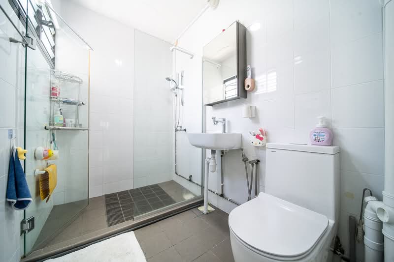 162 Tampines Street 12, 162 Tampines Street 12, 3 Bedrooms, 1,432 sqft, HDB Flat For Sale, by CHIA HOE YIN, 500146279 - Bathroom - PropertyGuru.com.sg