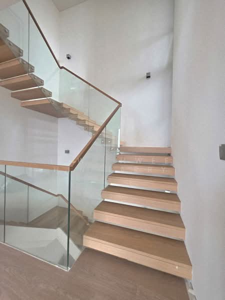 Thomson Ridge Semi-Detached, Thomson Ridge, 7 Bedrooms, 4,412 sqft, Semi-Detached House For Rent, by Law Chwee Hin Harry, 500146336 - Stairways - PropertyGuru.com.sg