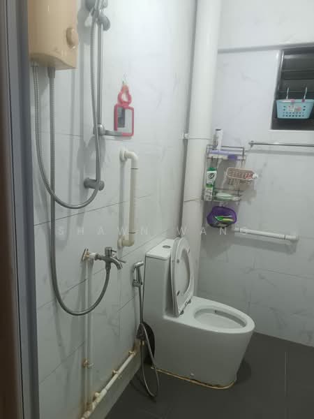 301 Ubi Avenue 1, 301 Ubi Avenue 1, 2 Bedrooms, 673 sqft, HDB Flat For Sale, by Shawn Wang, 500146338 - Bathroom - PropertyGuru.com.sg
