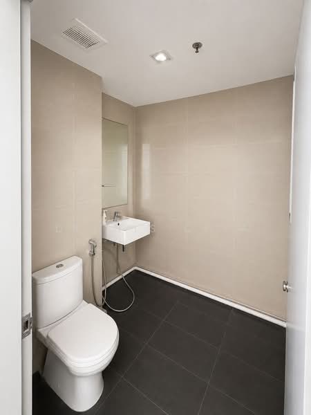 HH @ Kallang, 55 Kallang Pudding Road, 1,927 sqft, Light Industrial (B1) For Rent, by Dennis Chia, 500146346 - Bathroom - CommercialGuru.com.sg