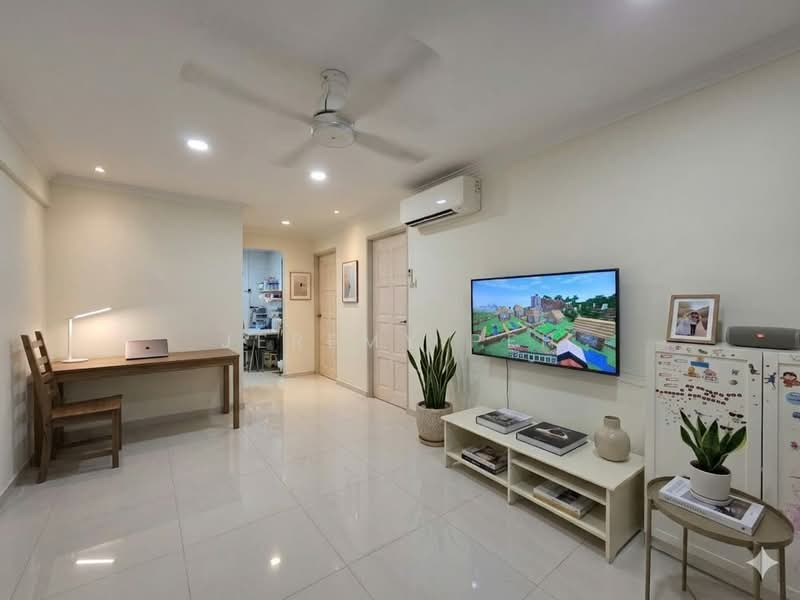 909 Tampines Avenue 4, 909 Tampines Avenue 4, 2 Bedrooms, 785 sqft, HDB Flat For Sale, by Jeremy Peh, 500146385 - Living Room - PropertyGuru.com.sg