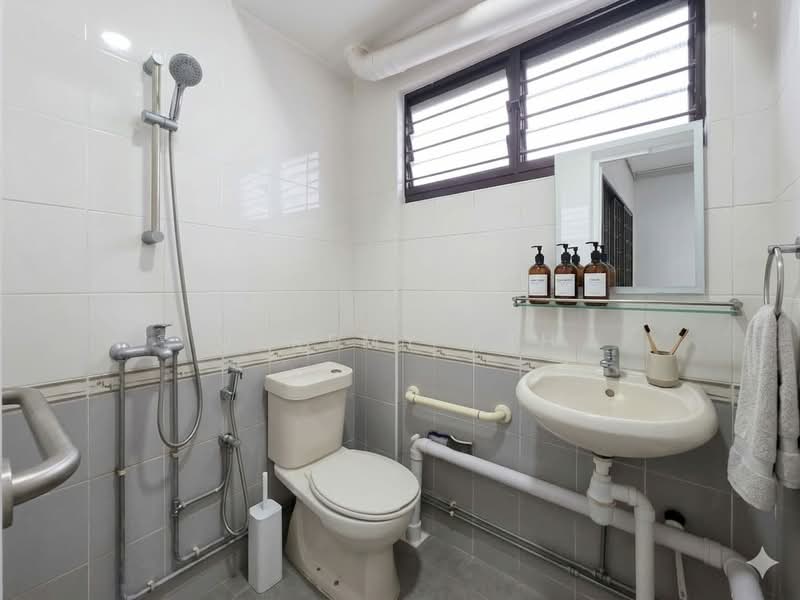 909 Tampines Avenue 4, 909 Tampines Avenue 4, 2 Bedrooms, 785 sqft, HDB Flat For Sale, by Jeremy Peh, 500146385 - Bathroom - PropertyGuru.com.sg