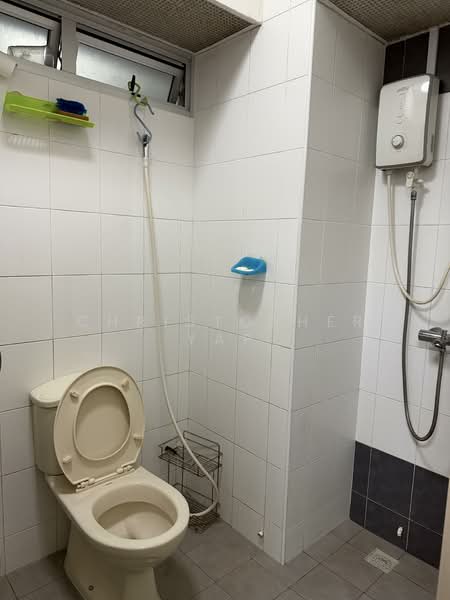 18D Holland Drive, 18D Holland Drive, 3 Bedrooms, 990 sqft, HDB Flat For Sale, by Christopher Yap, 500146395 - Bathroom - PropertyGuru.com.sg