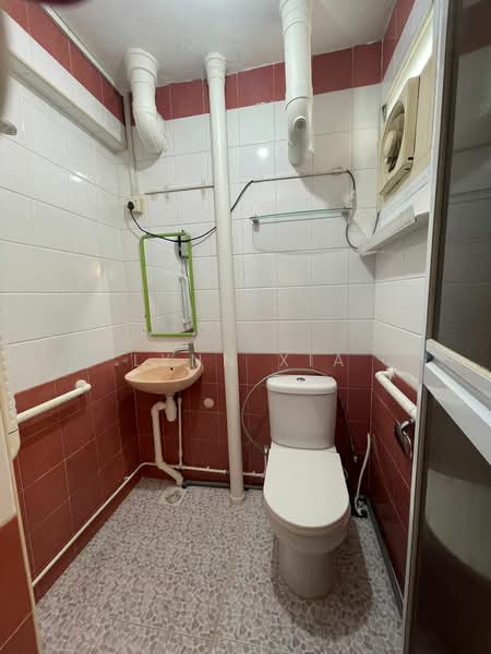 354 Clementi Avenue 2, 354 Clementi Avenue 2, 3 Bedrooms, 701 sqft, HDB Flat For Rent, by Lynn Xia, 500146463 - Bathroom - PropertyGuru.com.sg