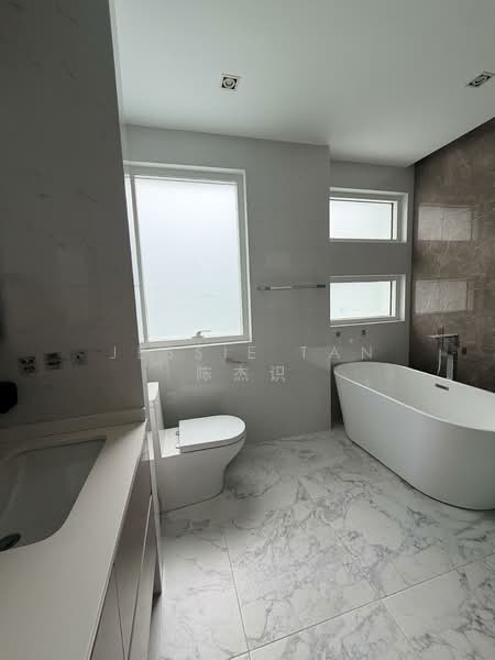 Gallop Green, 15 Woollerton Park, 4 Bedrooms, 4,402 sqft, Condominium For Rent, by Jessie Tan 陈杰识, 500146467 - Bathroom - PropertyGuru.com.sg