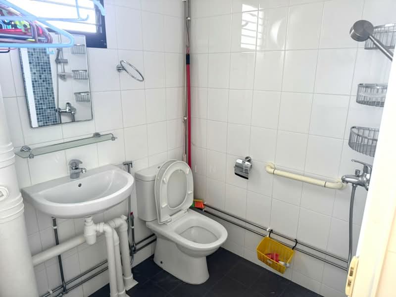 424 Tampines Street 41, 424 Tampines Street 41, Room Rental, 150 sqft, HDB Flat For Rent, by Cheng-Lin Hsieh, 500146469 - Bathroom - PropertyGuru.com.sg