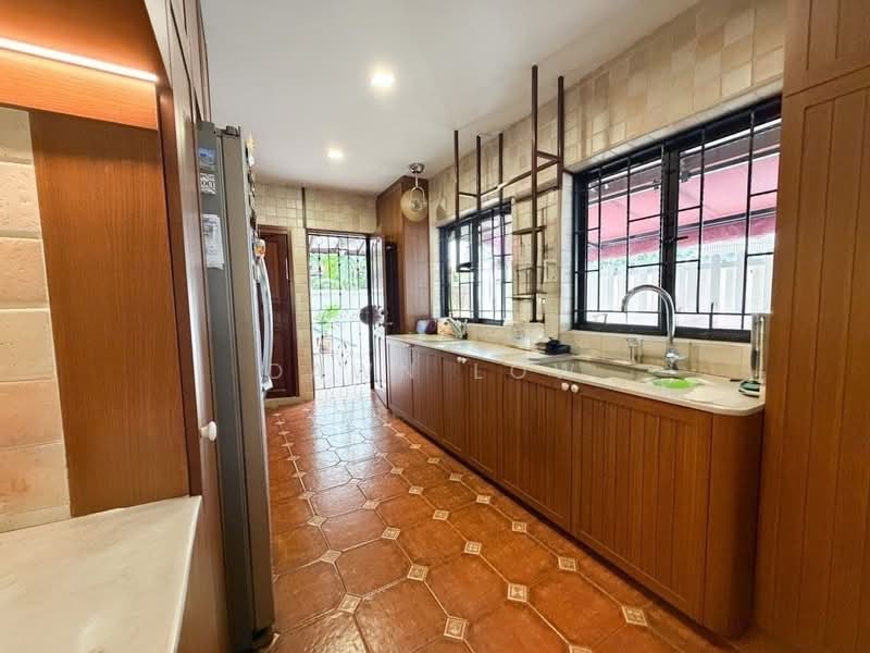 Brighton Crescent, , 3 Bedrooms, 3,000 sqft, Semi-Detached House For Sale, by Dawn Low, 500146489 - Kitchen - PropertyGuru.com.sg