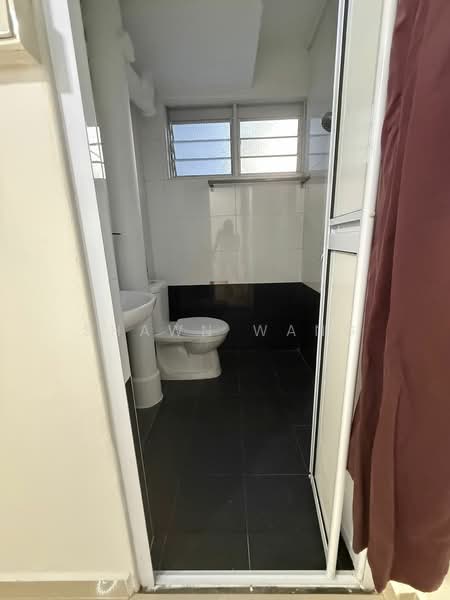 742 Yishun Avenue 5, 742 Yishun Avenue 5, Room Rental, 300 sqft, HDB Flat For Rent, by Shawn Wang, 500146490 - Bathroom - PropertyGuru.com.sg